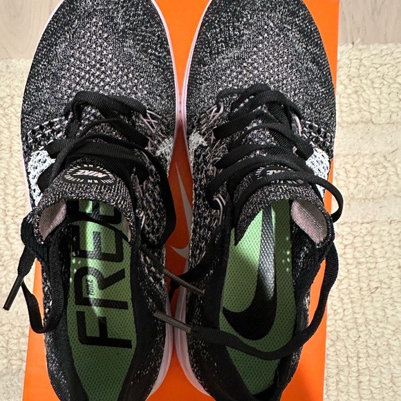 Nike womens Free Run Flyknit 2018 Black and Gray with light Pink Sz 9 - Picture 5 of 7